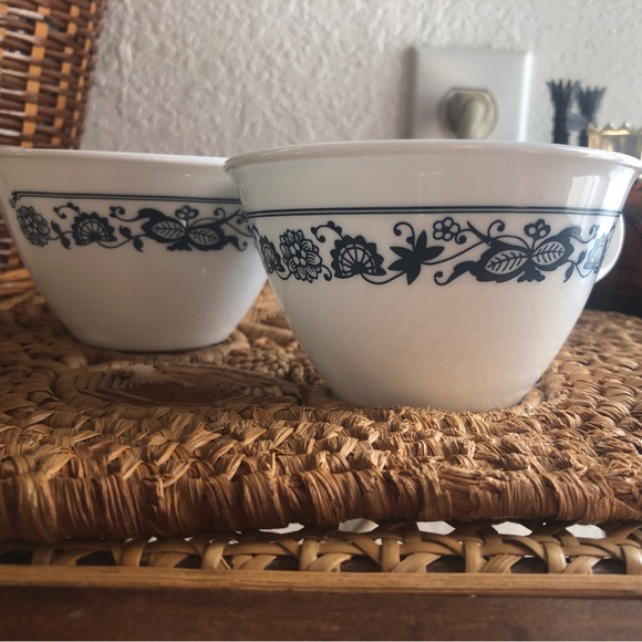 Corelle Livingware Old Towne Blue Onion Pair of Hook Handle Cups - Picture 5 of 9